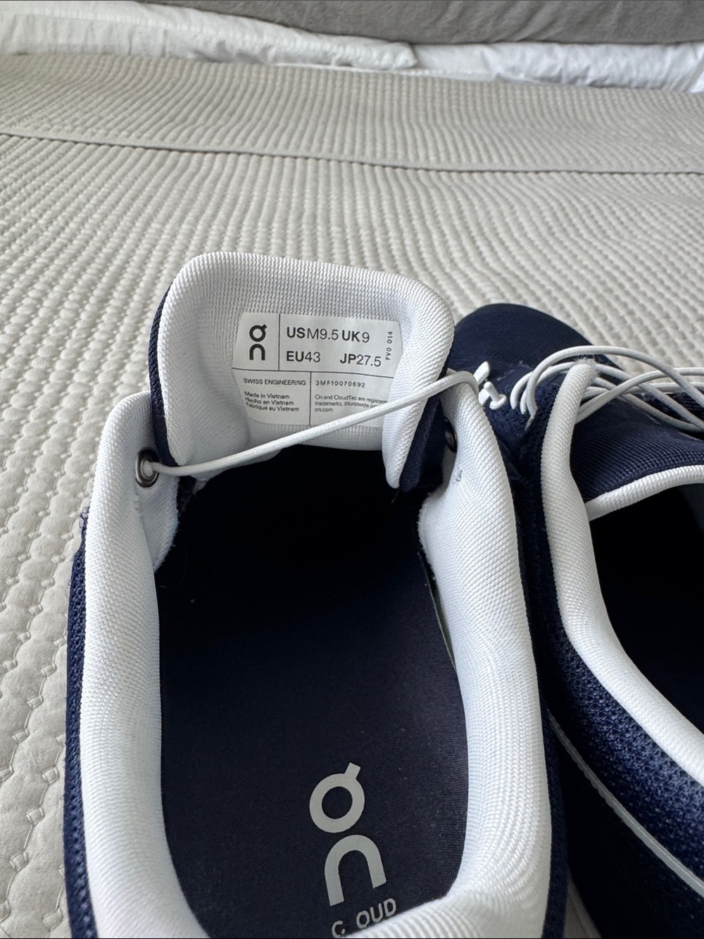 On Running Navy & White Men's Cloud Sneakers #onrunning #onshoes #oncloud - Picture 4 of 8